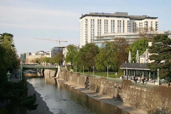 Vienna, Oostenrijk - 22 April 2010: Bank van de rivier de Wien in Stadtpark, Wenen, Oostenrijk — Stockfoto