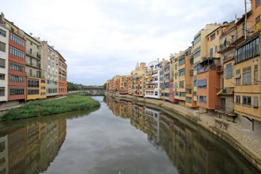 Girona, İspanya - 30 Ağustos 2012: Onyar Nehri üzerinde renkli evleri ile eski şehir görünümünü