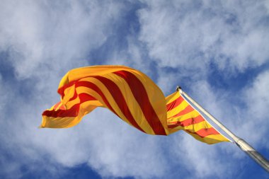 Barcelona, Katalonya, İspanya - 31 Ağustos 2012: rüzgarda çırpınan Katalan bayrak