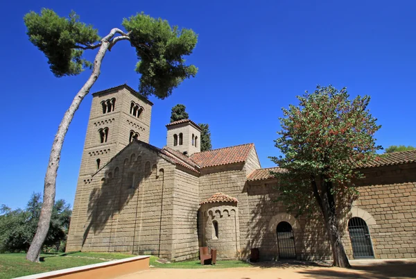 BARCELONA, SPAGNA - 31 AGOSTO 2012: Monastero romanico di Sant Miquel a Poble Espanyol o villaggio spagnolo — Foto Stock