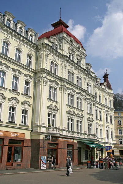 KARLOVY VARY, CZECH REPUBLIC - APRIL 20, 2010: Buildings in Karlovy Vary or Carlsbad that is a spa town situated in western Bohemia, Czech Republic — Stock Photo, Image