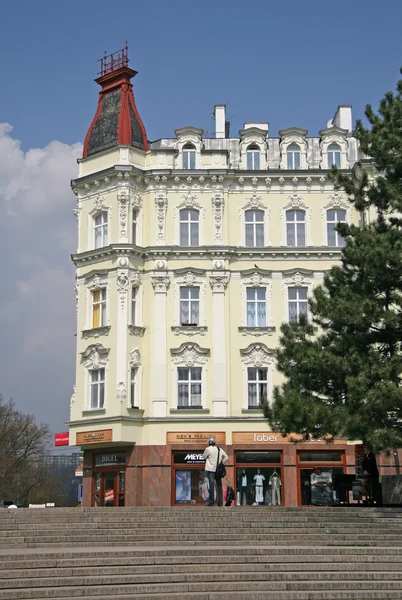 KARLOVY VARY, CZECH REPUBLIC - APRIL 20, 2010: Buildings in Karlovy Vary or Carlsbad that is a spa town situated in western Bohemia, Czech Republic — Stock Photo, Image