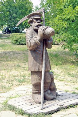 Starocherkasskaya, Rostov-On-Don, Rusya-06 Ağustos 2011: Bir çiftçi bir sürahi içme tırpan heykeli