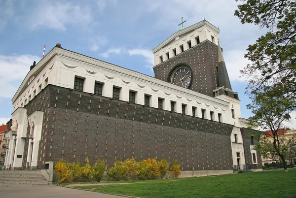 Prague, Republika Czeska - 21 kwietnia 2010: Kościół rzymsko-katolicki najbardziej święte serce z naszego Pana w Prague, Republika Czeska — Zdjęcie stockowe