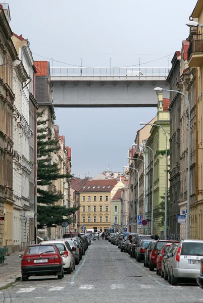 PRAGA, REPÚBLICA CHECA - 21 DE ABRIL DE 2010: Puente del Nusle en Praga - viaducto de hormigón en Praga, pasando por el distrito de Nusle en Praga 4 . — Foto de Stock