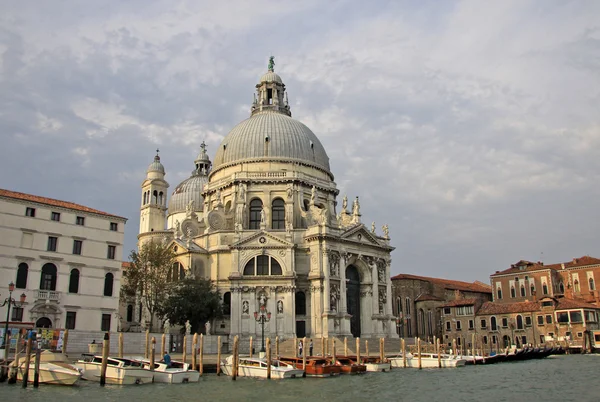 VENICE, ITALY - 03 СЕНТЯБРЯ 2012: View of the Basilica Santa Maria della Salute — стоковое фото