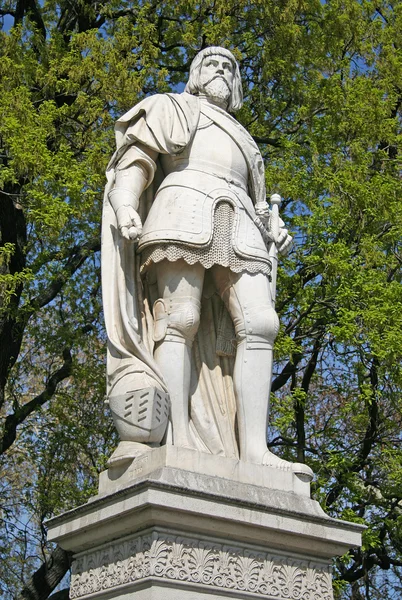 Vienna, Avusturya - 22 Nisan 2010: Heykelin üzerine Belediye Meydanı yakınındaki Viyana'daki Burgtheater