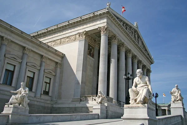 VIENA, AUSTRIA - 22 DE ABRIL DE 2010: Estatuas de filósofos griegos en el edificio del Parlamento austriaco —  Fotos de Stock