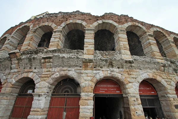 VERONA, ITALIE - 03 SEPTEMBRE 2012 : Arena di Verona. Ancienne arène romaine est situé sur la place principale de la ville — Photo