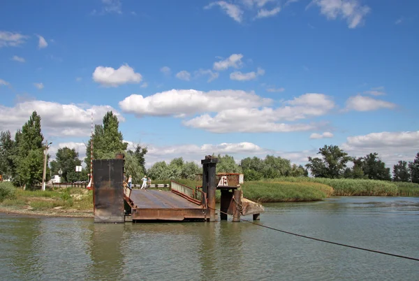 STAROCHERKASS=A, ROSTOV-ON-DON, RÚSSIA - 06 de agosto de 2011: Píer de balsa fluvial através do rio Don — Fotografia de Stock