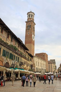 Verona, Italya-Eylül 03, 2012: Lamberti Tower on Piazza delle Erbe in Verona, Italya