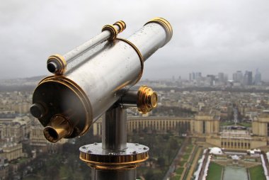 Paris, Fransa -16 Aralık 2011: Spyglass ve Eyfel Kulesi Paris görünümünden