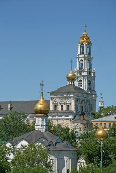 REGIÓN DE MOSCÚ, SERGIYEV POSAD, RUSIA - 31 DE MAYO DE 2009: Trinidad Lavra de San Sergio - el monasterio ortodoxo masculino más grande de Rusia — Foto de Stock