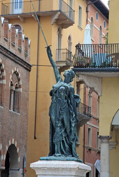 Verona, Italien-september 03, 2012: staty på Piazza Delle Erbe i Verona, Italien — Stockfoto