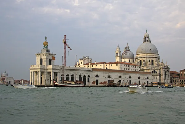 VENICE, ITÁLIA - SETEMBRO 03, 2012: Vista da Basílica de Santa Maria della Salute — Fotografia de Stock