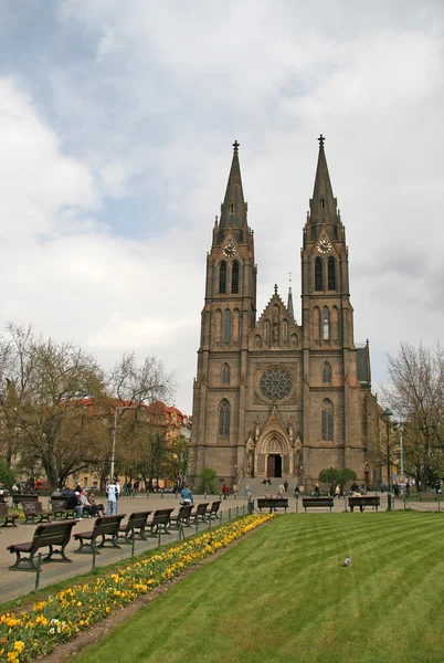 Praag, Tsjechische Republiek-21 april 2010: Kostel sv. Ludmily (kerk van St. Ludmila) aan het plein van de vrede in Praag, Tsjechische Republiek — Stockfoto