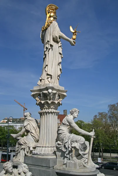 Wenen, Oostenrijk-22 april 2010: standbeeld van Pallas Athena, godin van de wijsheid, staande voor het Oostenrijkse Parlementsgebouw in Wenen — Stockfoto