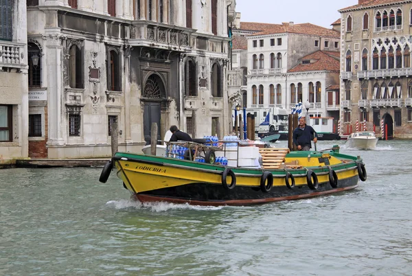 VENICE, ITÁLIA - SETEMBRO 03, 2012: Barco a motor de carga em Veneza — Fotografia de Stock