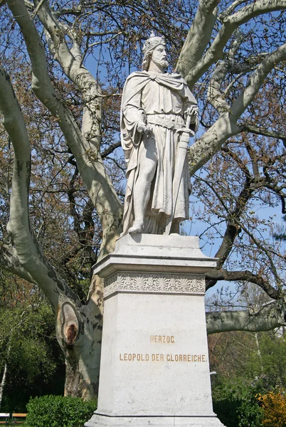 VIENNA, AUSTRIA - APRIL 22, 2010: Statue on the Town Hall square near The Burgtheater in Vienna — Stock Photo, Image