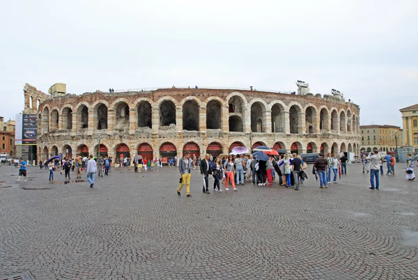 ВЕРОНА, ИТАЛИЯ - 03 СЕНТЯБРЯ 2012: Arena di Verona. Древнеримская арена расположена на главной площади города — стоковое фото