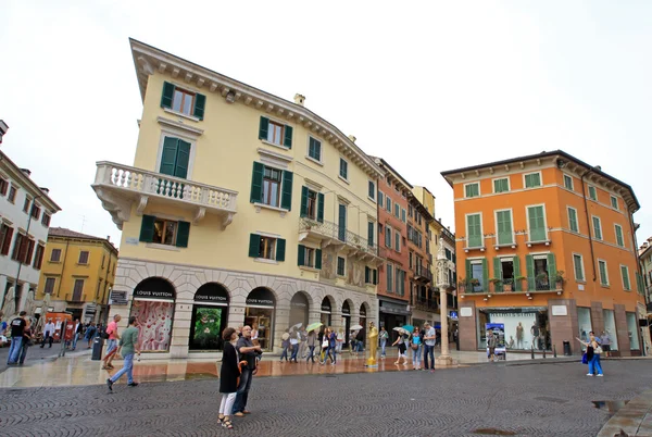 Verona, Italien-september 03, 2012: byggnader på Piazza Bra — Stockfoto