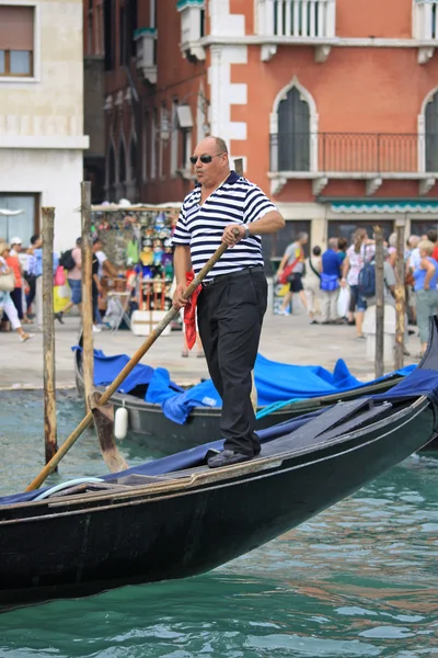 VENECIA, ITALIA - 04 DE SEPTIEMBRE DE 2012: Gondolier monta góndola en el Gran Canal de Venecia — Foto de Stock