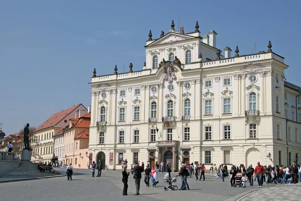 Prague, Tsjechië - 24 April 2010. Paleis van de aartsbisschop, beroemde gebouw aan de hoofdingang van de Praagse burcht — Stockfoto