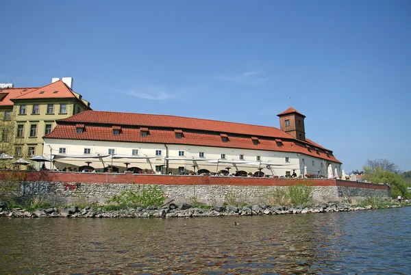 PRAGA, REPÚBLICA CHECA - 24 DE ABRIL DE 2010: Antiguo restaurante a orillas del río Moldava en Praga — Foto de Stock