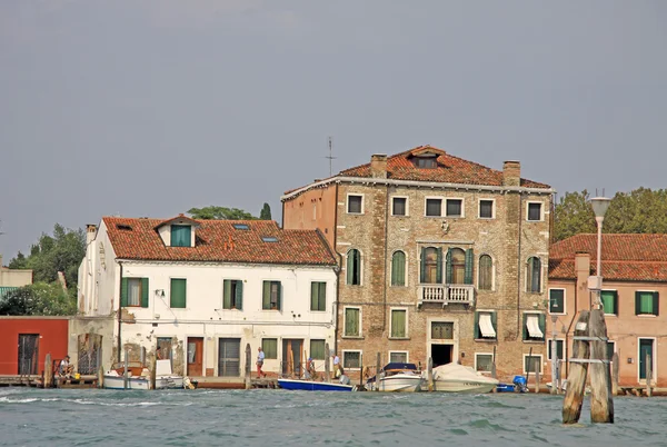 VENECIA, ITALIA - 04 DE SEPTIEMBRE DE 2012: Edificios en la isla Murano, Italia —  Fotos de Stock