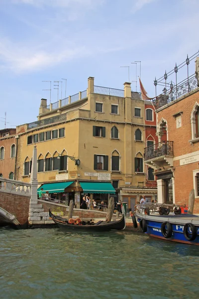 VENISE, ITALIE - 04 SEPTEMBRE 2012 : Bâtiments sur la Fondamenta di Cannaregio, Venise, Italie — Photo