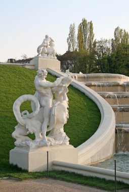 Viyana, Avusturya - 22 Nisan 2010: Belvedere Sarayı bahçesinde Viyana, Avusturya heykeller