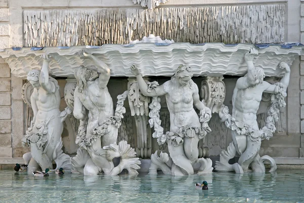 VIENNA, ÁUSTRIA - 22 de abril de 2010: Estátuas no Jardim do Palácio Belvedere em Viena, Áustria — Fotografia de Stock