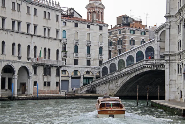 VENECIA, ITALIA - 04 DE SEPTIEMBRE DE 2012: Barco a motor en el Puente de Rialto en el Gran Canal, Venecia, Italia — Foto de Stock