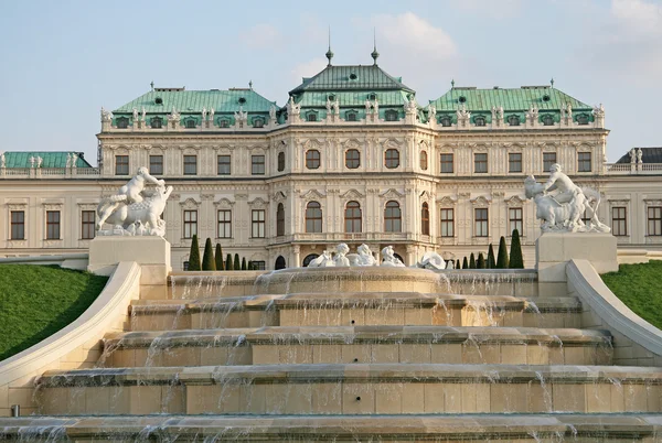 VIENA, AUSTRIA - 22 DE ABRIL DE 2010: Palacio Belvedere y el jardín del palacio en Viena, Austria — Foto de Stock