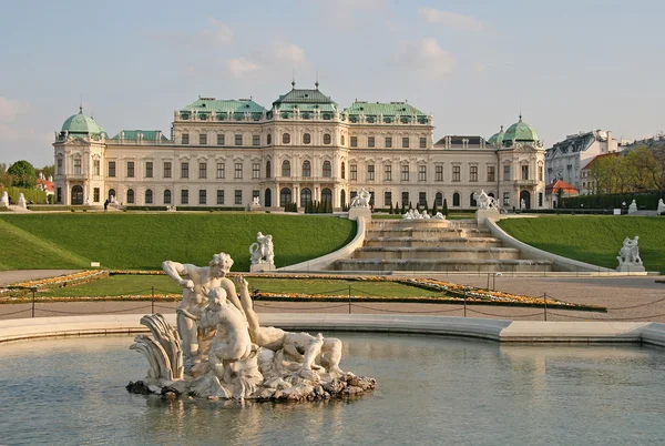 VIENA, AUSTRIA - 22 DE ABRIL DE 2010: Palacio Belvedere y el jardín del palacio en Viena, Austria — Foto de Stock