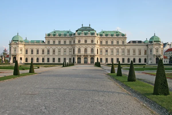 VIENNA, AUSTRIA - 22 APRILE 2010: Palazzo Belvedere e il giardino del palazzo a Vienna, Austria — Foto Stock