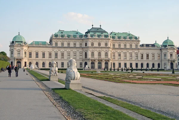VIENA, AUSTRIA - 22 DE ABRIL DE 2010: Palacio Belvedere y el jardín del palacio en Viena, Austria — Foto de Stock
