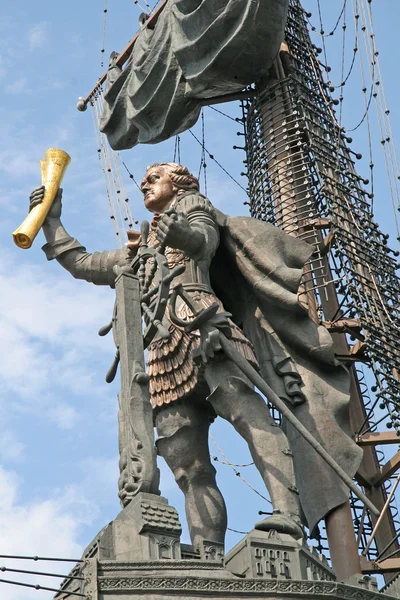 MOSCÚ, RUSIA - 02 DE AGOSTO DE 2008: La gran estatua de Pedro del diseñador georgiano Zurab Tsereteli en Moscú — Foto de Stock