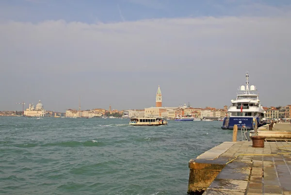 Venedig, Italien - 04. September 2012: große Jacht in der Nähe des Bahnhofsarsenals mit Dogenpalast im Hintergrund — Stockfoto