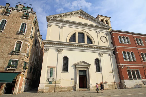 Venedig - 04 September 2012: Kyrkan S.Francesco da Paula nära Rio terra Giuseppe Garibaldi — Stockfoto