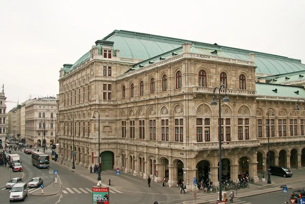 VIENNA, ITÄVALTA - huhtikuu 23, 2010: Wienin valtionoopperatalo (Staatsoper), Itävalta — kuvapankkivalokuva