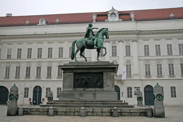 维也纳，奥地利-2010 年 4 月 23 日 ︰ 雕像的皇帝约瑟夫二世在维也纳霍夫堡宫 Josefsplatz — 图库照片