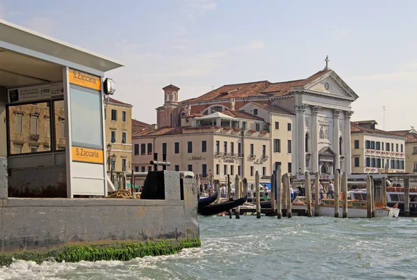 Venedig, italien - september 04, 2012: blick von der venezianischen lagune auf die gebäude von venedig, italien — Stockfoto