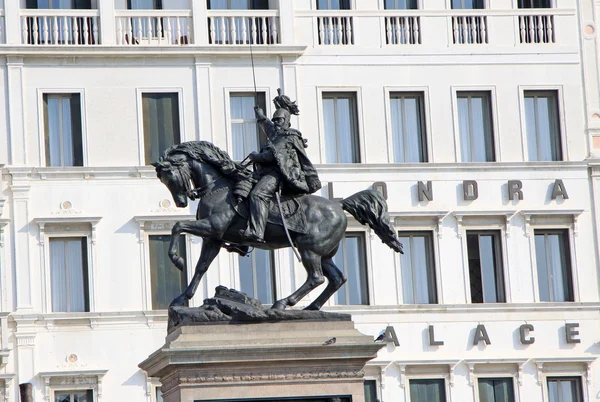 Venedig, Italien-september 04, 2012: Victor Emmanuel II staty framför Hotel Londra Palace — Stockfoto