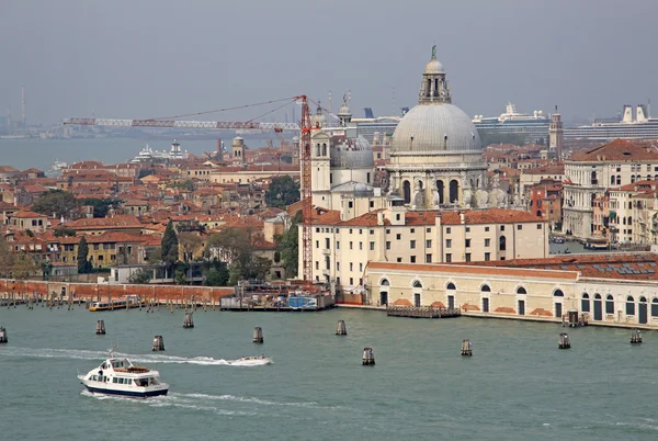 Βενετία, Ιταλία - 04 Σεπτεμβρίου 2012: Θέα από τη Βασιλική Santa Maria della Salute — Φωτογραφία Αρχείου