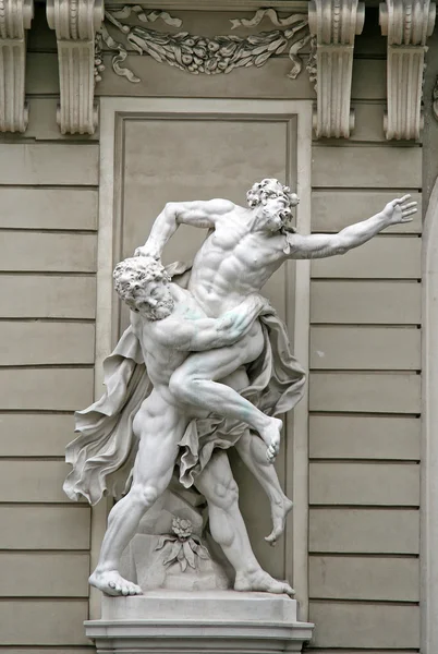 VIENNA, ÁUSTRIA - 23 de abril de 2010: Esculturas Hercules Wrestling Antaeus perto do Palácio de Hofburg em Viena, Áustria — Fotografia de Stock