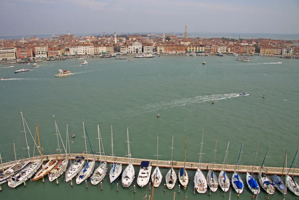 VENICE, ITÁLIA - SETEMBRO 04, 2012: Iates em Veneza perto da Igreja de San Giorgio Maggiore na Ilha de San Giorgio Maggiore — Fotografia de Stock