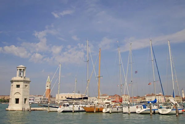 Βενετία, Ιταλία - 04 Σεπτεμβρίου 2012: Φάρος και σκάφη για το νησί του San Giorgio Maggiore, Βενετία, Ιταλία — Φωτογραφία Αρχείου