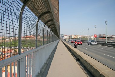 Prague, Çek Cumhuriyeti - 25 Nisan 2010: Nusle köprü Prag - Prag, Prag 4 Nusle bölgesinde üzerinden geçen beton viyadük.