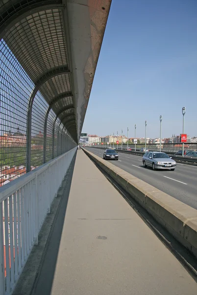 Praha, Česká republika - 25 dubna 2010: Nuselský most v Praze - beton viaduktu v Praze, procházející přes čtvrti Nusle v Praze 4. — Stock fotografie